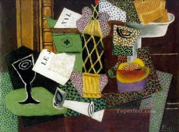 パブロ・ピカソ Painting - ガラスとラム酒の詰め物ボトル 1914年 パブロ・ピカソ